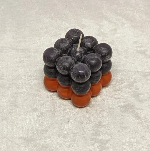Quadratische, zweifarbige, stilvolle Blasenkerzen in Schwarz und Orange von 6 x 6 Zentimetern