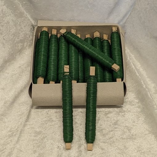 Windendraht, gewöhnlicher grüner Stahldraht auf einer Rollenbox mit 25 Stück