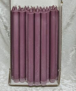 pakke med 18 styk lavendel lilla kronelys 27,5 centimeter i 100% ren stearin til lysestager