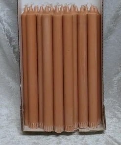 Packung mit 18 nacktfarbenen Kronenkerzen 27,5 Zentimeter aus 100 % reinem Kerzenwachs für Kerzenhalter