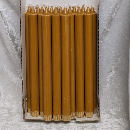 Packung mit 18 Karamellkronenkerzen 27,5 Zentimeter aus 100 % reinem Kerzenwachs für Kerzenhalter