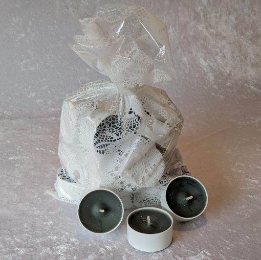 Dunkelgrüne Teelichter im weißen Plastikbecher im Beutel mit 20 Stück