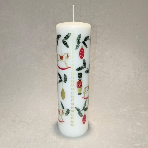 Kalenderkerze in Weiß mit Nussknackern und Weihnachtsdeko ø7 x 25 Zentimeter und 125 Brennstunden
