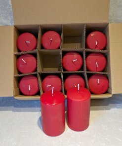 Box mit 12 Stück roten Qualitätskerzen mit 50 Brennstunden, 12 Zentimeter hoch und 7 Zentimeter im Durchmesser