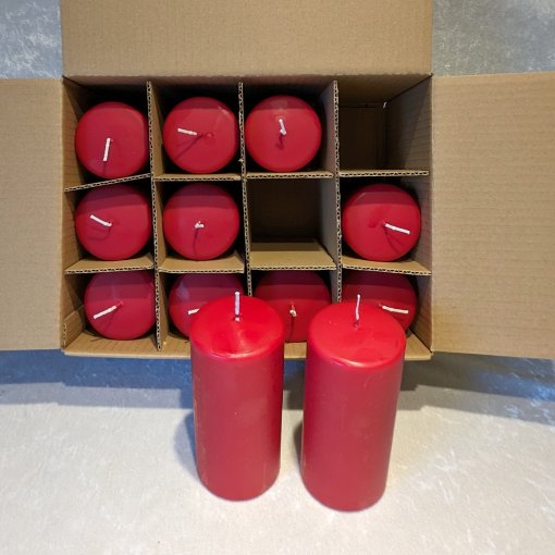 Schachtel mit 12 roten Kerzen 7 x 15 Zentimeter