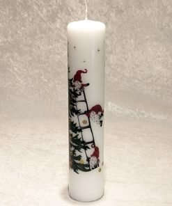 weiße Kalenderkerze mit Weihnachtsbaum und Elfen auf Leitern