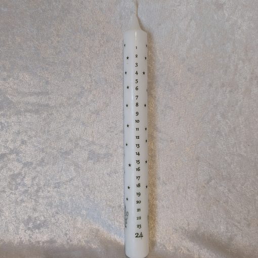 weiße Kalenderkerze aus Paraffin im Format 3 x 30 Zentimeter mit moosgrünen Zahlen