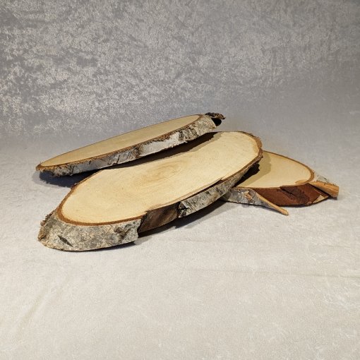 verschiedene ovale naturbelassene Holzscheiben aus Birkenholz