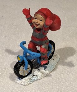 Baby-Elf-Junge, der ohne Hände auf einem blauen Fahrrad radelt