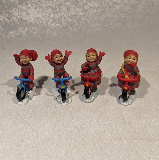 süße Baby-Elfenkinder auf Fahrrädern