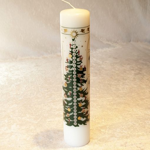 weiße Kalenderkerze mit Weihnachtsbaum und Dekorationen. 5 x 25 Zentimeter