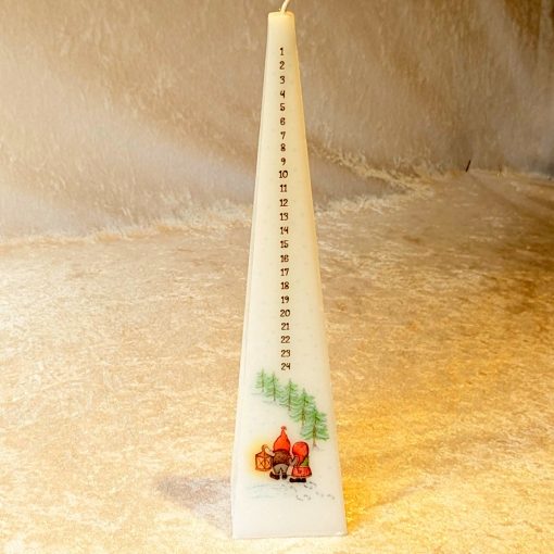 25 Zentimeter große weiße Kalenderkerze in Pyramidenform mit Elfenpaar im Wald aus reinem Kerzenwachs.