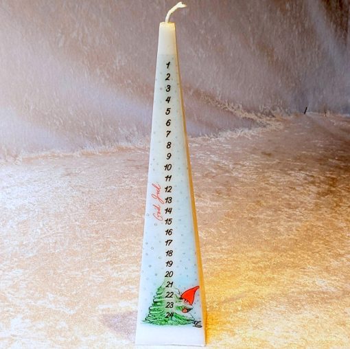 25 centimeter hvidt kalenderlys pyramideformet med nisse bag juletræ i ren stearin.