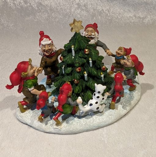 Der Weihnachtsmann tanzt mit seiner Familie um den Weihnachtsbaum