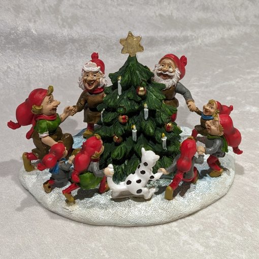 Fröhliche Vilhelm Hansen-Elfen tanzen um den Weihnachtsbaum