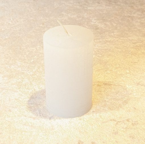 hvid rustik gennemfarvet bloklys i paraffin på 6 x 10 centimeter