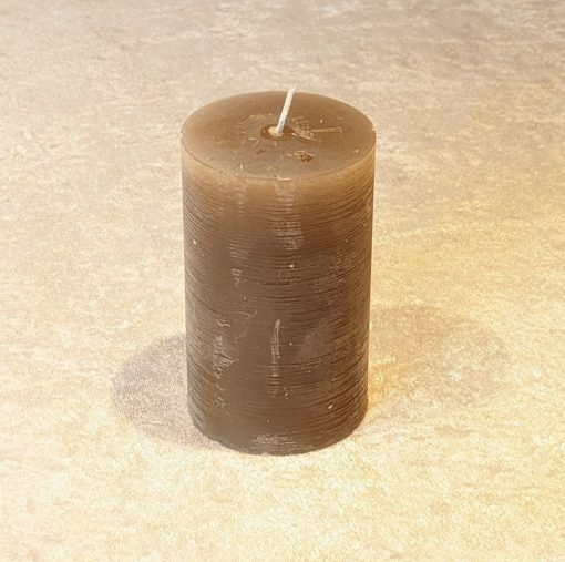 dunkelsandfarbene rustikale durchgefärbte Blockkerze aus Paraffin von 6 x 10 Zentimetern
