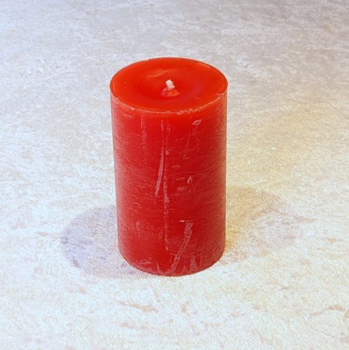 rote rustikale durchgefärbte Blockkerze aus Paraffin mit den Maßen 6 x 10 Zentimeter