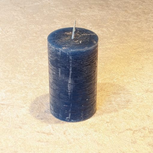 dunkelblaue rustikale durchgefärbte Blockkerze aus Paraffin mit den Maßen 6 x 10 Zentimeter