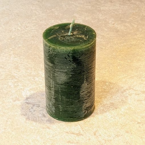 dunkelgrüne rustikale durchgefärbte Blockkerze aus Paraffin von 6 x 10 Zentimetern