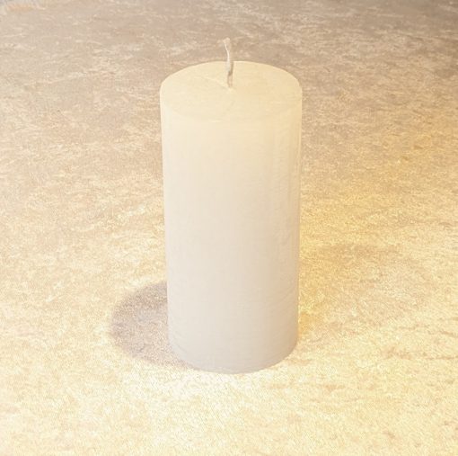 weiße rustikale durchgefärbte Blockkerze aus Paraffin von 6 x 12,5 Zentimetern