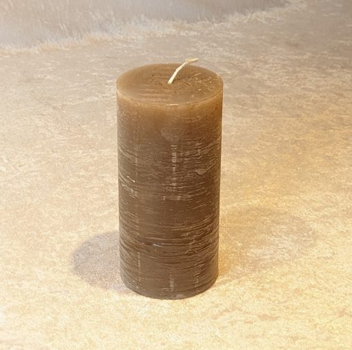dunkelsandfarbene rustikale durchgefärbte Blockkerze aus Paraffin von 6 x 12,5 Zentimetern
