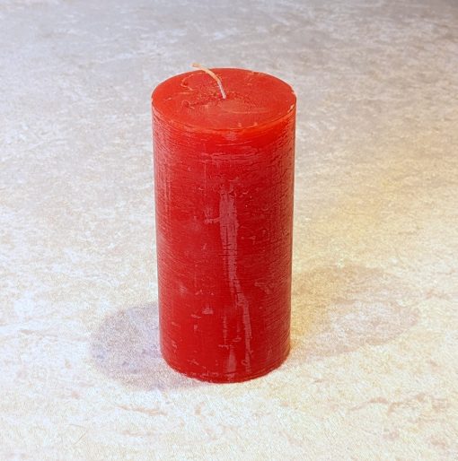 rote rustikale durchgefärbte Blockkerze aus Paraffin mit den Maßen 6 x 12,5 Zentimeter