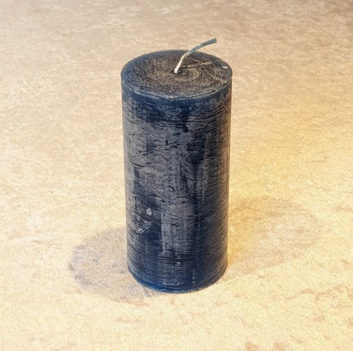 dunkelblaue rustikale durchgefärbte Blockkerze aus Paraffin mit den Maßen 6 x 12,5 Zentimeter