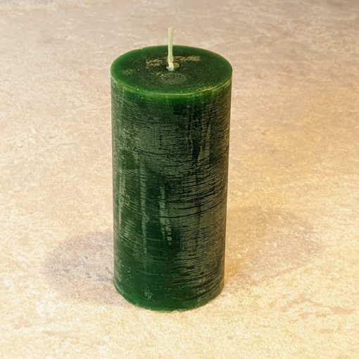 dunkelgrüne rustikale durchgefärbte Blockkerze aus Paraffin von 6 x 12,5 Zentimetern