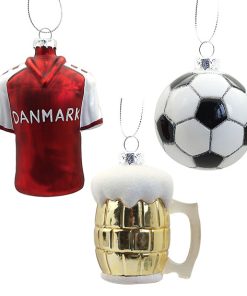 fodboldtrøje ølkrus og fodbold som julekuglefigurer til juletræet